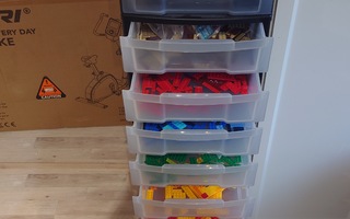 Lego säilytys laatikosto pyörillä + erivärisiä legoja