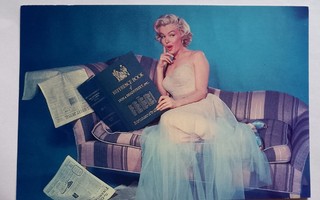 Marilyn Monroe  lukee isoa kirjaa, kulkematon