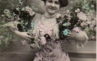 NAINEN / Hymyilevä mademoiselle syli täynnä kukkia. 1900-l.