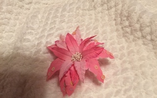 Vaaleanpunainen kukka hiuskoriste