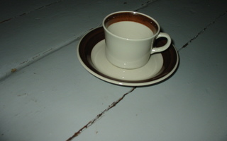 Arabia Inari kahvikuppi ja alustassi