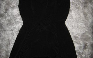 H&M musta mekko v-aukko 40