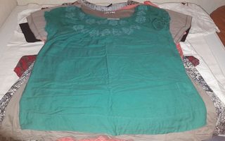 Toppi / t-paita : vedenvihreä pitsireunus ,koko 40