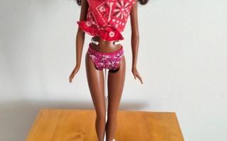 Barbie tummaihonen kaunotar+ standi.