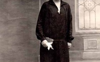 KONFIRMAATIO / Tyttö mustassa mekossa. 1920-l.