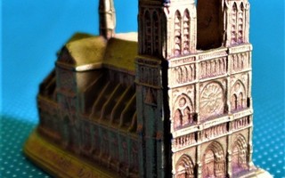 Notre Dame Pariisi matkamuisto kirkko metallia aito