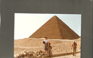 Egypti: KHEOPSIN PYRAMIDI.  Turistin valokuva v.1981