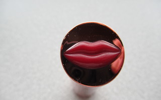 REVOLUTION  Satin Kiss huulipuna, sävy Ruby 3,5 g