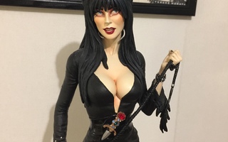 Elvira Mistress of the Dark posliinifiguuri