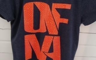 Outfitters Nation Male tum sin ja oranssi t-paita kokoa M