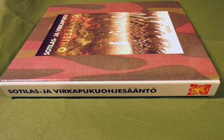 Sotilas ja Virkapukuohjesääntö 2000. Kuvallinen kansio.