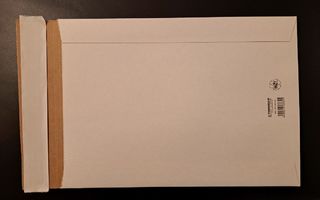 Kartonkikuoria postittamiseen valkoinen 25 x 35 cm tarralla