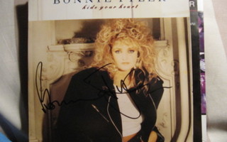 Bonnie Tyler & Desmond Child nimikirjoitukset singlessä