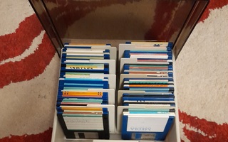 Amiga korppuja 64 kpl + diskettiboksi