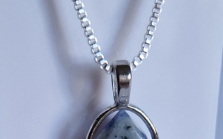 Sininen Jaspis Chakra kiviriipus + 925 hopeaketju 51 cm
