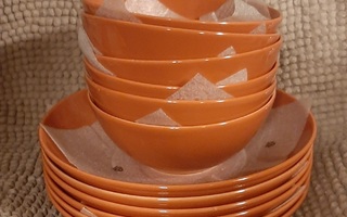 Oranssit kulhot ja lautaset 12 kpl