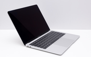 MacBook Air 2019 (Hopea) + varusteet