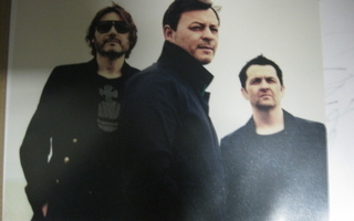 MANIC STREET PREACHERS - PROMOKUVA KOKO BÄNDIN NIMMAREILLA