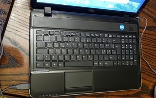 Fujitsu Lifebook AH531 W10 Pro korjattavaksi tai varaosiksi