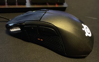 SteelSeries Rival 700 langallinen pelihiiri OLED-näytöllä