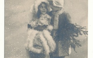 Lapset talvivaatteissaan - vanha kortti