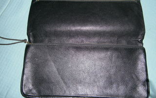 Vanha nahka kassapussi , 28 x 30 cm , musta , 2 taskua