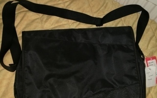 Peak sport-läppärilaukku musta läpällä sisätaskut 39x30cm2