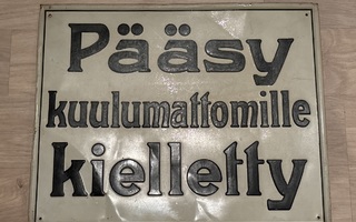 Pääsy kuulumattomille kielletty vanha peltikyltti