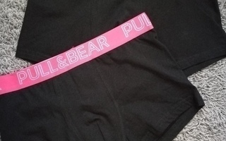 Kahdet Uudet Pull&Bear boxerit. Koko M. Mustat.