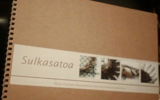 Raija Puukko: Sulkasatoa (ekotaidetta kierrätysmat.)Sis.pk:t