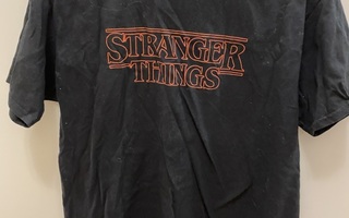 Stranger Things Gildan T-paita Musta Teksti Punainen Koko M