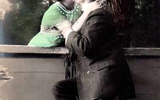 RAKKAUS / Mies suutelee tyttöä muurin yli. 1900-l.