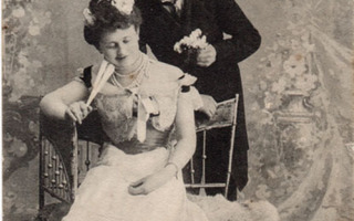 RAKKAUS / Istuva tyttö, lampaantalja ja herrasmies. 1900-l.