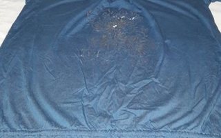 Toppi / t-paita : petroolin sininen , jossa hopea kuvio M