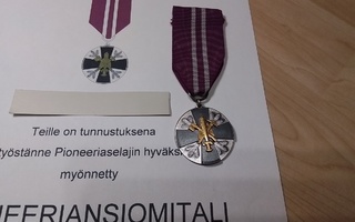 Pioneeriansiomitali myöntökirjalla.