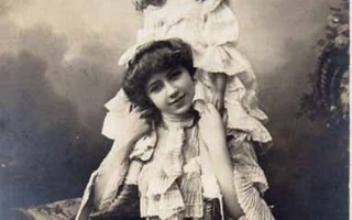 PERHEIDYLLI / Kiharahiuksinen tyttö äidin olkapäillä 1900-l.