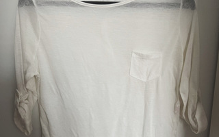 Valkoinen paita rintataskulla - S