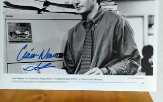 Liam Neeson iso valokuva nimikirjoituksella.