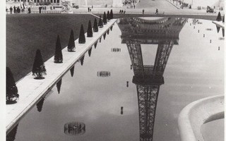 Eiffelin torni heijastuu veteen