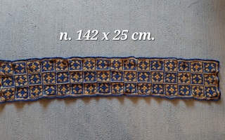 Kaulaliina, virkattu, isoäidin neliöitä koko n. 142 x 25 cm.