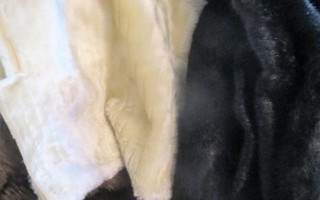 Kolme keinoturkispalaa: musta, valkoinen ja ruskea