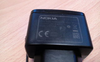 Nokia AC-3E (pienipäinen)