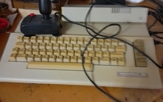 C64c, levyasema, levyjä+kotelo sekä Joystick