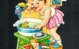PZB 1290 - Tyttö pesee hampaat, nukke vieressä