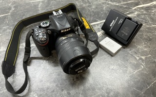 Nikon D5200 järjestelmäkamera, 3 akkua, 18-55mm objektiivi