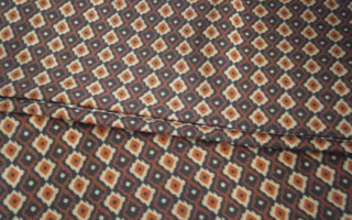 Jousto trikoo kangas , 200 x 159 cm , ruskea pohja kuviolla