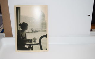 postikortti (A) nainen kahvilassa