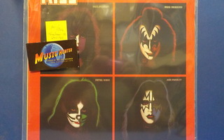 KISS - BEST OF SOLO ALBUMS - SCANDINAVIA 1981 M-/EX+ LP