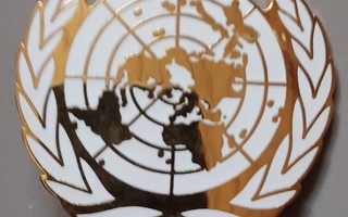 YK:n kangasmerkki ja metallinen baretti merkki