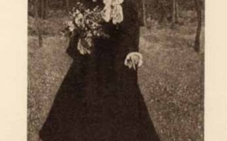 ISOVANHEMMUUS / Hilkkahattuinen mummi nurmikolla. 1900-l.